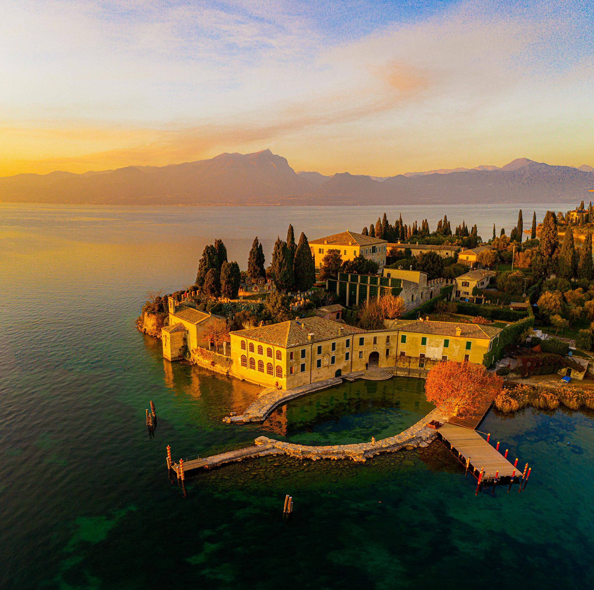 Punta di San Vigilio con il suo porticciolo © Panovisioni di Franco Lanfranchi