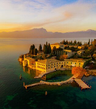 Punta di San Vigilio con il suo porticciolo © Panovisioni di Franco Lanfranchi
