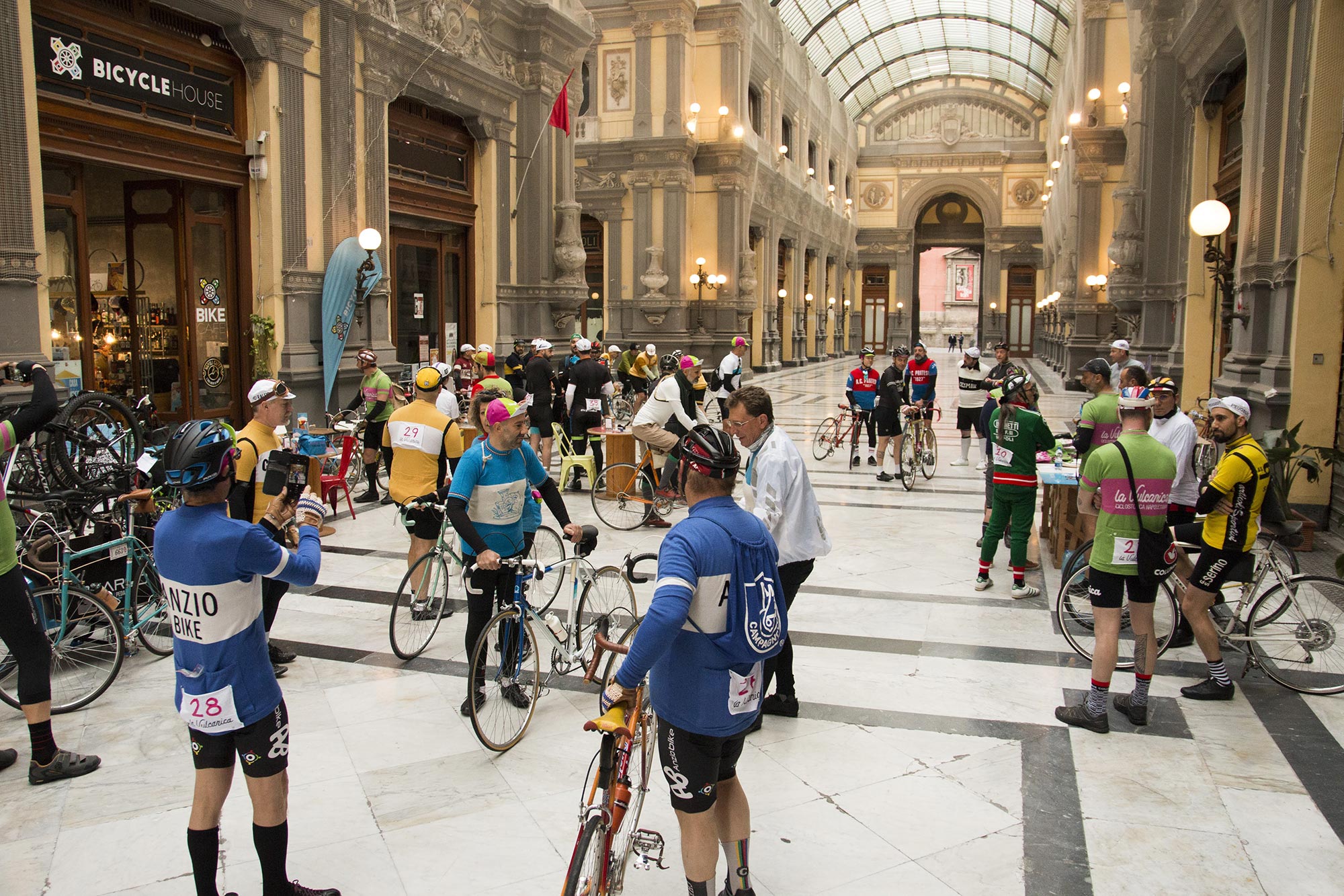 Partenza della Vulcanica dalla Galleria Principe di Napoli ©Foto gentilmente concessa da Napoli Pedala