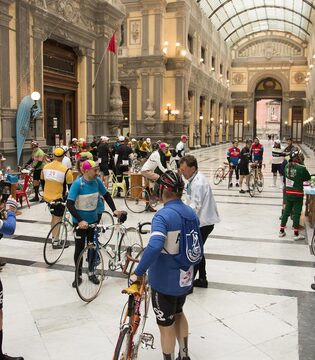 Partenza della Vulcanica dalla Galleria Principe di Napoli ©Foto gentilmente concessa da Napoli Pedala