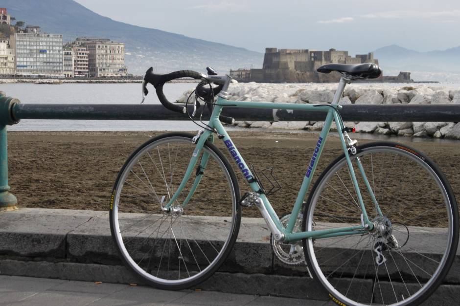 Castel dell’Ovo visto dal lungomare di Napoli ©Rino Buonanno, Concorso fotografico Italia in bicicletta