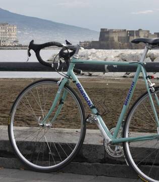 Castel dell’Ovo visto dal lungomare di Napoli ©Rino Buonanno, Concorso fotografico Italia in bicicletta