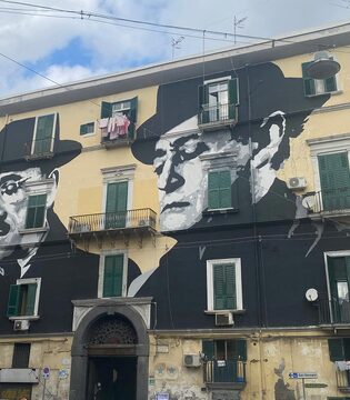 Street art tour al Rione Sanità Totò e Peppino, il murales di Tono Cruz © Elisa Zorzin