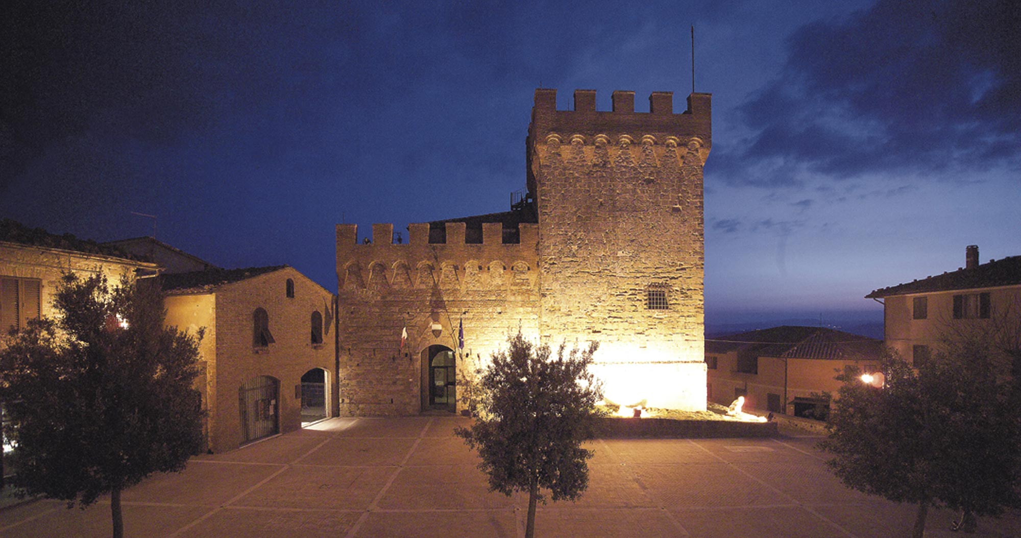 Piazza della Libertà con la Rocca in notturna © Foto del Comune di Casole d'Elsa