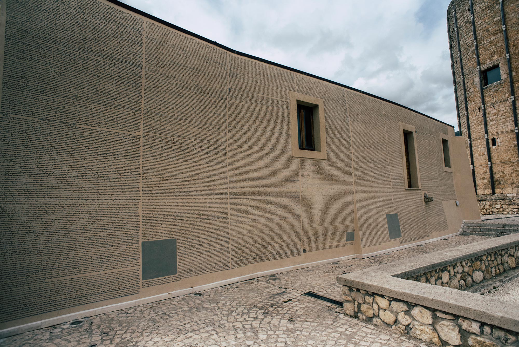 La street art di Aielli Fontamara, la trascrizione manuale integrale dell’opera di Ignazio Silone, di Alleg. © Foto gentilmente concessa dal comune di Aielli