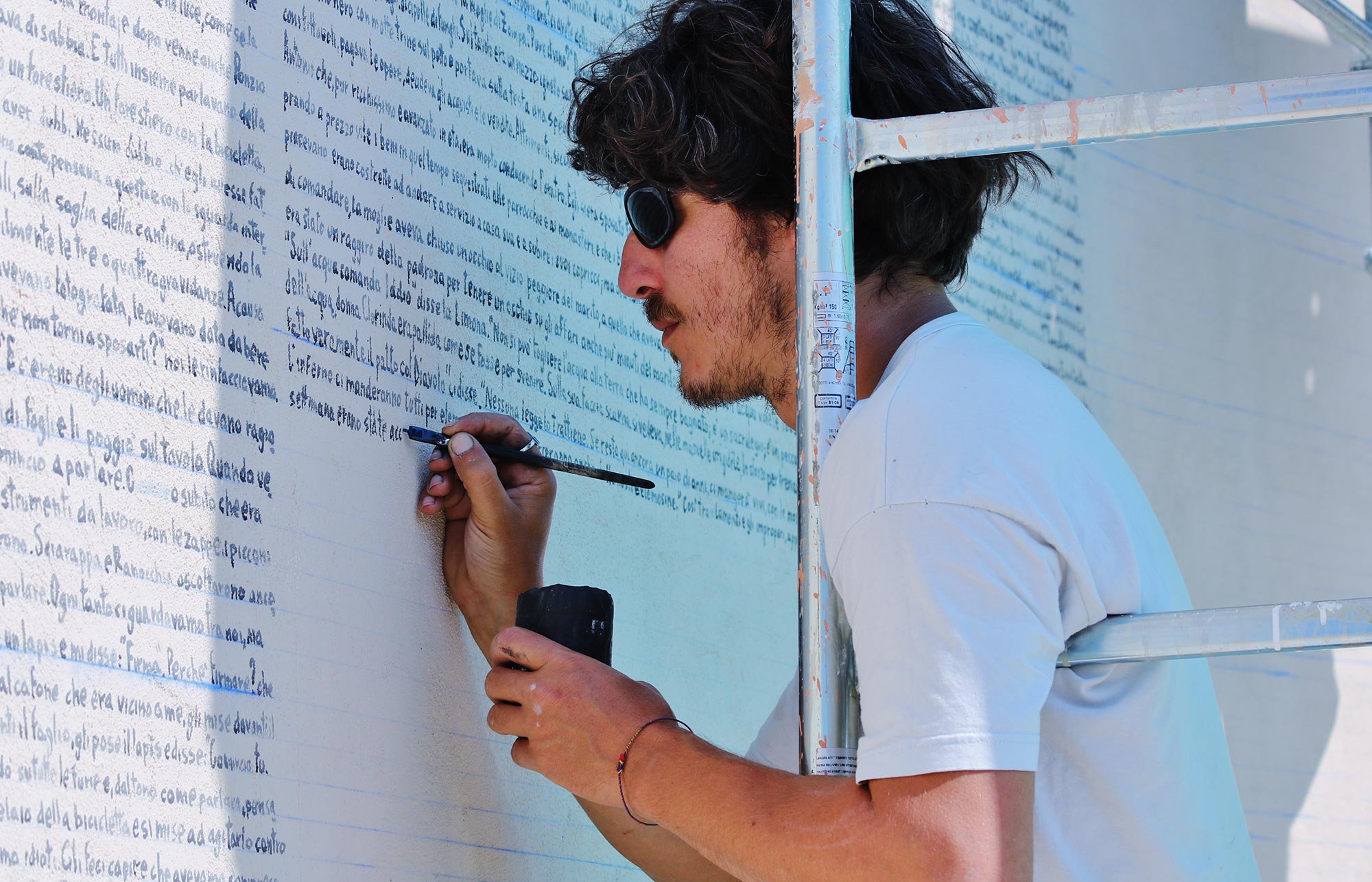 La street art di Aielli Fontamara, la parola fine della trascrizione manuale dell’opera di Ignazio Silone, di Alleg. © Foto gentilmente concessa dal comune di Aielli