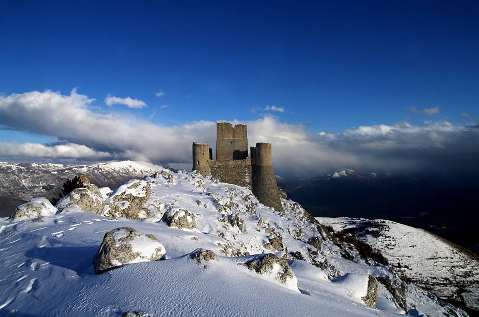 Rocca Calascio La rocca di Calascio innevata © Adriano Di Benedetto, concorso fotografico TCI Borghi d'Italia