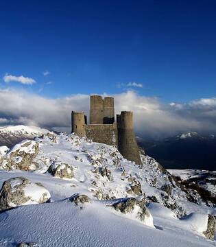 Rocca Calascio La rocca di Calascio innevata © Adriano Di Benedetto, concorso fotografico TCI Borghi d'Italia