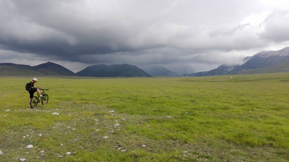 Campo Imperatore La piana di Campo Imperatore conquistata da un ciclista © Stefania Andreacola, concorso fotografico Italia in bicicletta
