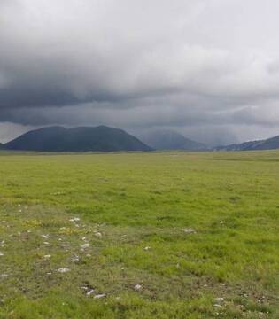 Campo Imperatore La piana di Campo Imperatore conquistata da un ciclista © Stefania Andreacola, concorso fotografico Italia in bicicletta