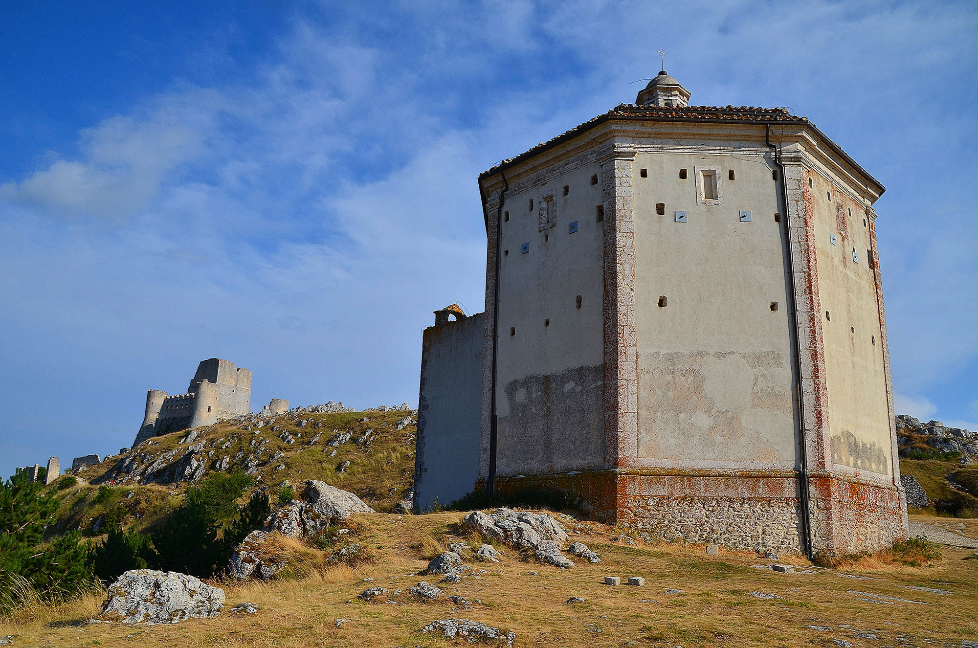 Rocca Calascio La chiesa di Santa Maria della Pietà e sullo sfondo Rocca Calascio del borgo di Calascio © Michele Sersale, concorso fotografico TCI Borghi d'Italia