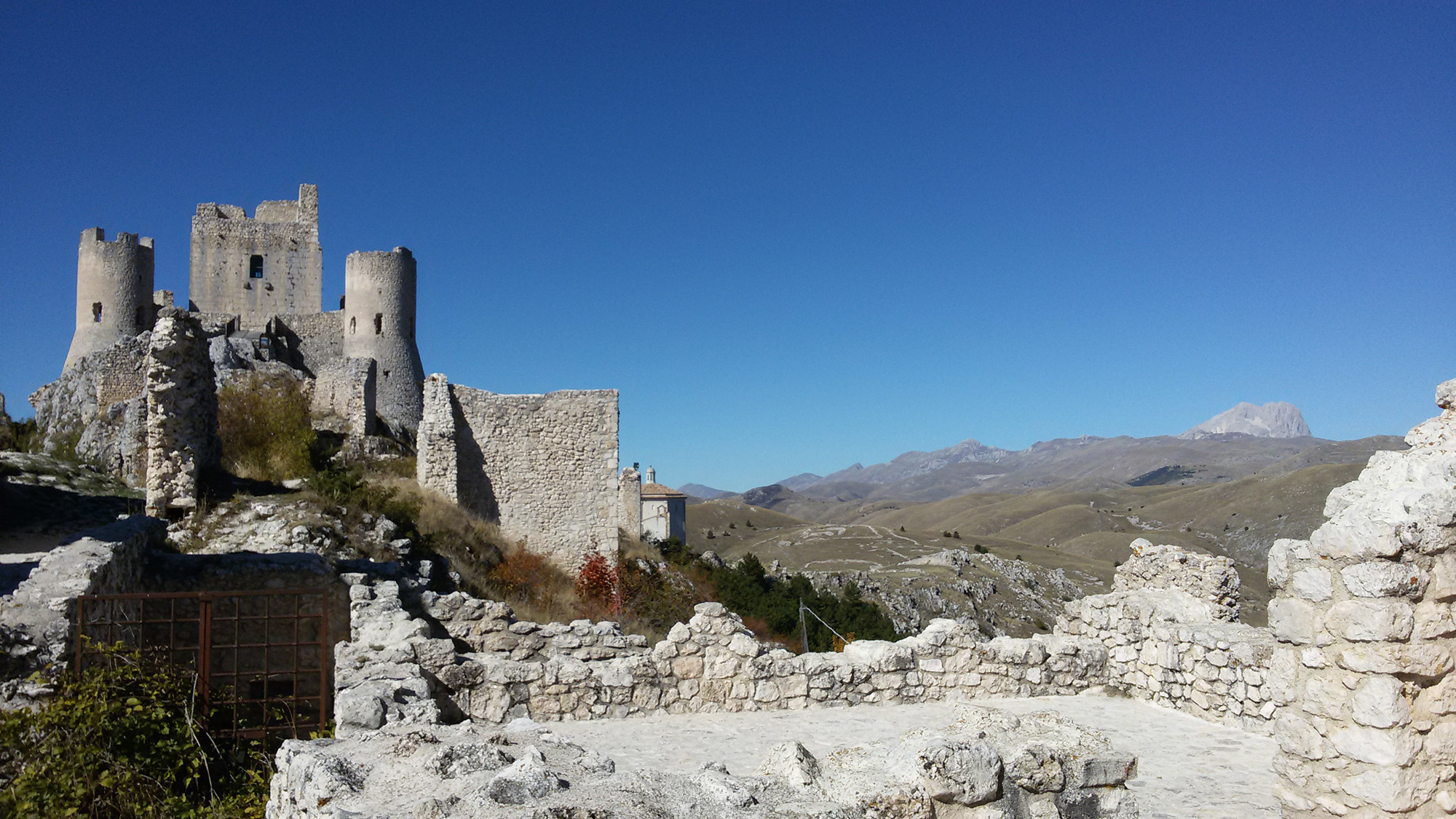Rocca Calascio L'imponente Rocca Calascio © Emiliano Modica, concorso fotografico TCI Borghi d'Italia
