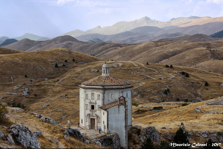 Rocca Calascio La chiesa di Santa Maria della Pietà a Rocca Calascio © Maurizio Calcani, concorso fotografico TCI Borghi d'Italia