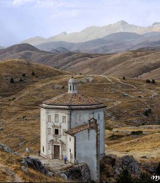Rocca Calascio La chiesa di Santa Maria della Pietà a Rocca Calascio © Maurizio Calcani, concorso fotografico TCI Borghi d'Italia