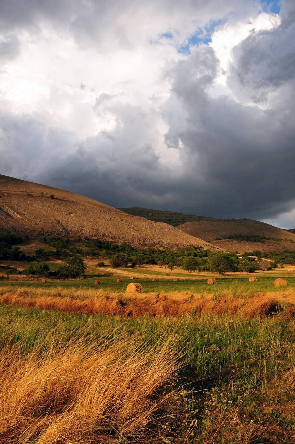 Santo Stefano di Sessanio Il paesaggio estivo intorno a Santo Stefano di Sessanio © Marco Cavi, concorso fotografico TCI Paesaggi del cibo