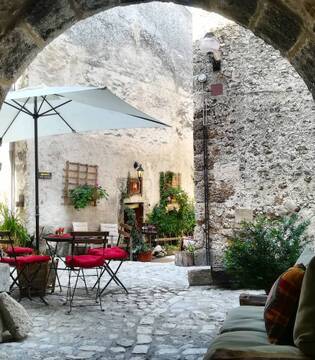 Santo Stefano di Sessanio Scorci del borgo di Santo Stefano di Sessanio © Luca Rosanti, concorso fotografico TCI Borghi d'Italia