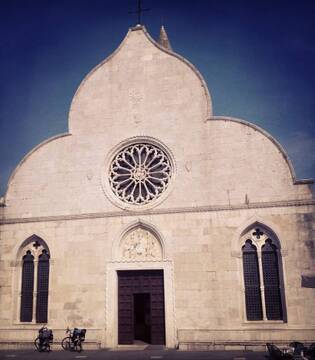 Muggia La facciata del Duomo di Muggia © Edoardo Tontoranelli, concorso fotografico TCI Italia in Bicicletta