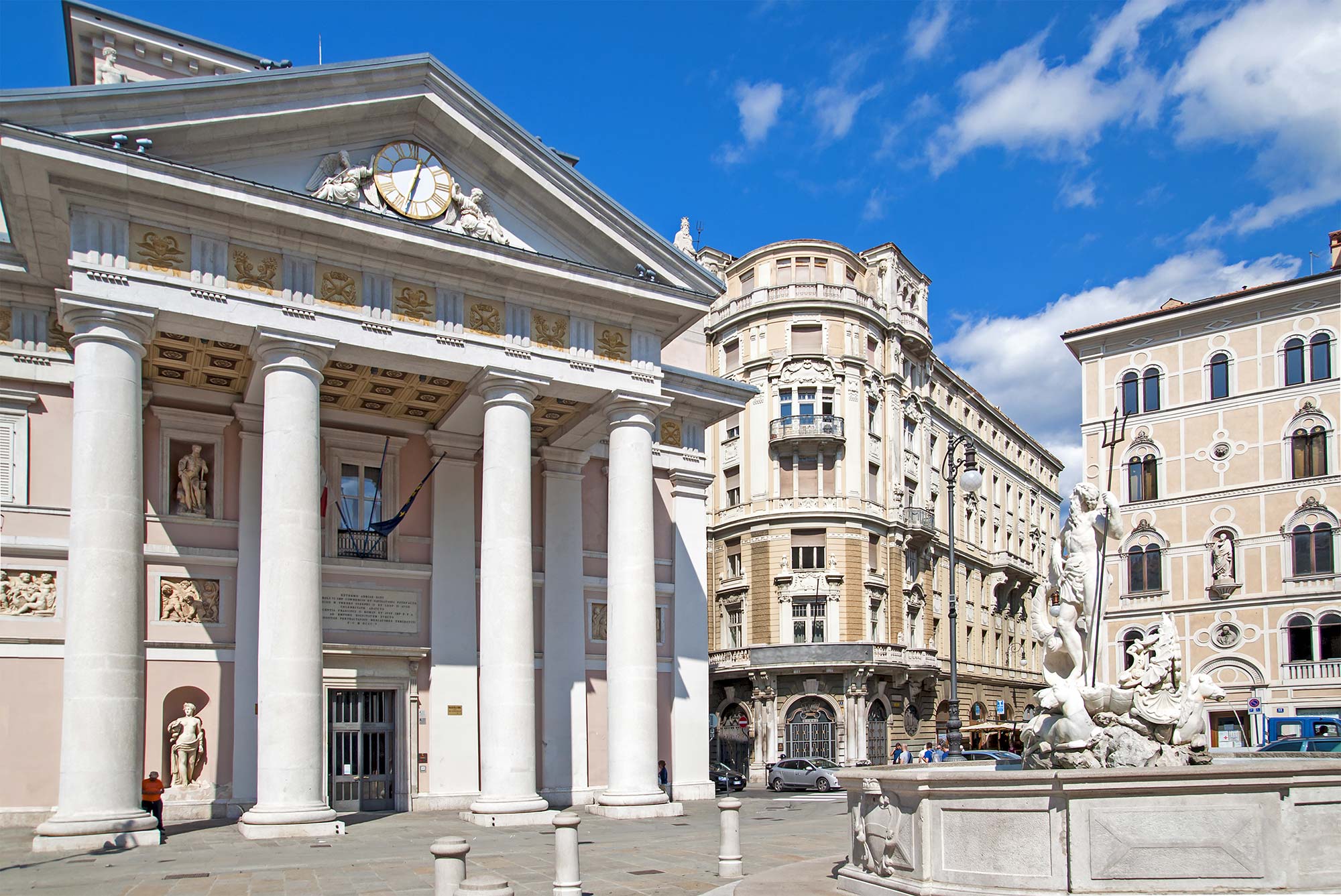 Piazza della Borsa Piazza della Borsa con il Palazzo della Borsa vecchia a Trieste © Boerescu/Shutterstock