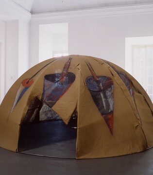 Castello di Rivoli Igloo (Tenda di Gheddafi), opera di Mario Merz al Museo d’Arte Contemporanea del Castello di Rivoli © Turismo Torino e Provincia