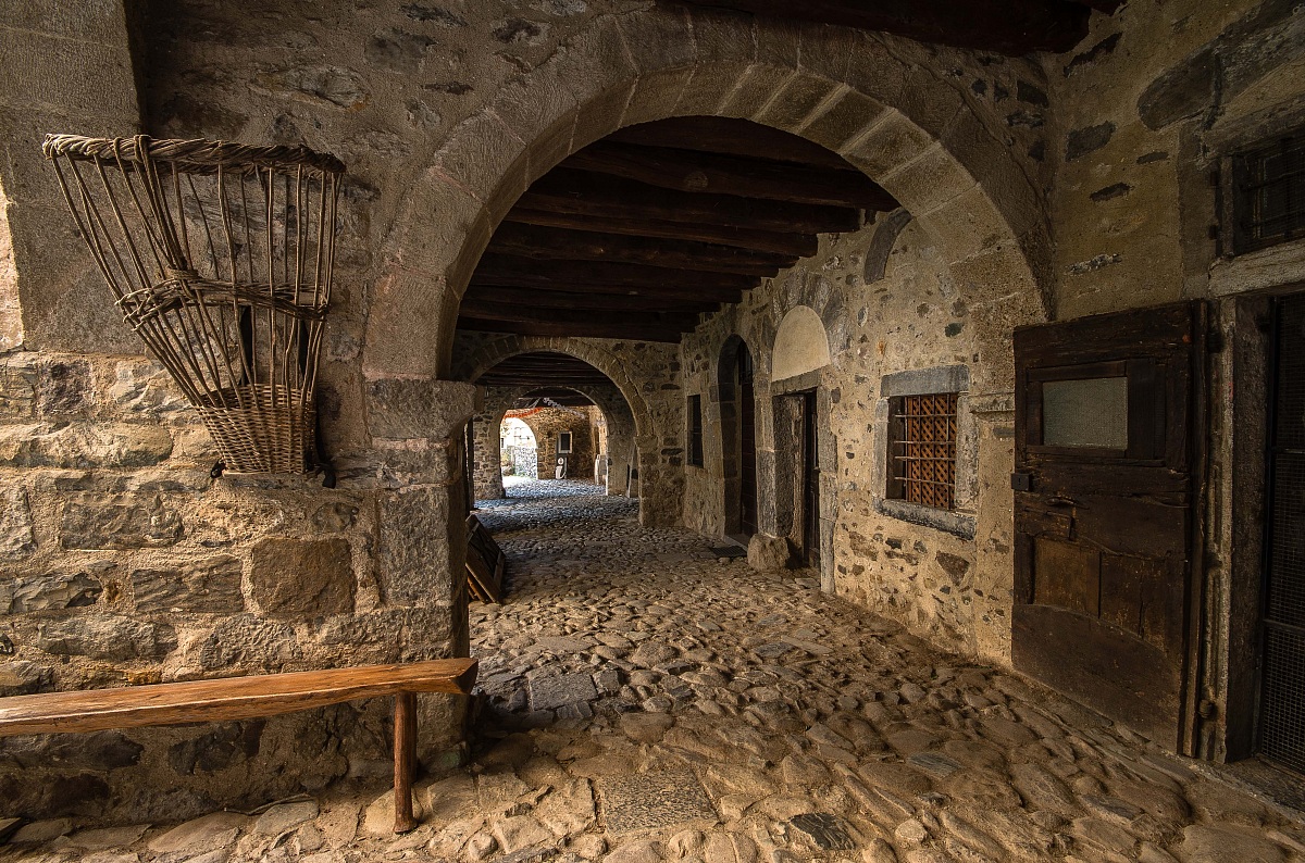 La Via Porticata di Cornello dei Tasso, il grazioso borgo lungo la ciclabile della valle Brembana ©Claudio Arrigoni, concorso fotografico TCI Borghi d’Italia