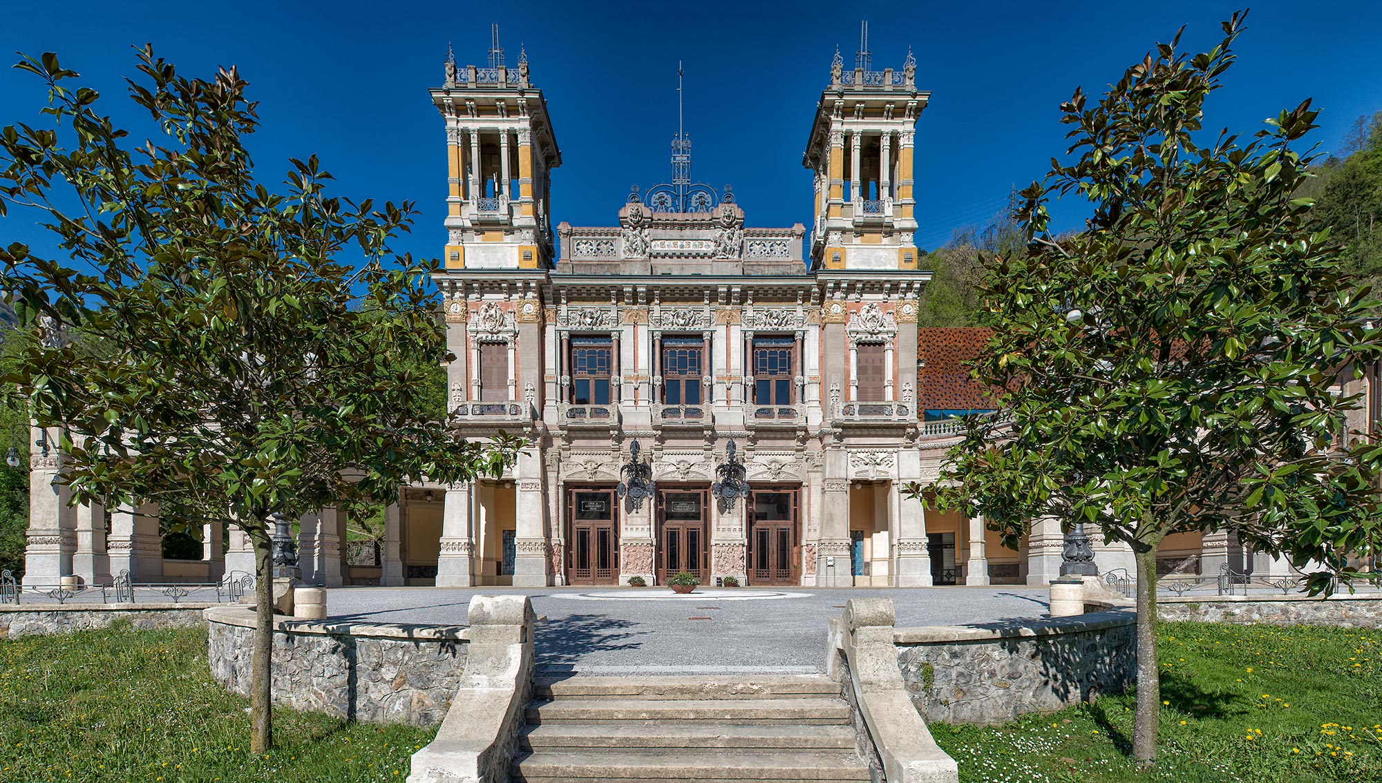 La facciata in stile liberty dell’ex Casinò di San Pellegrino Terme ©Michelangeloop/Shutterstock.com