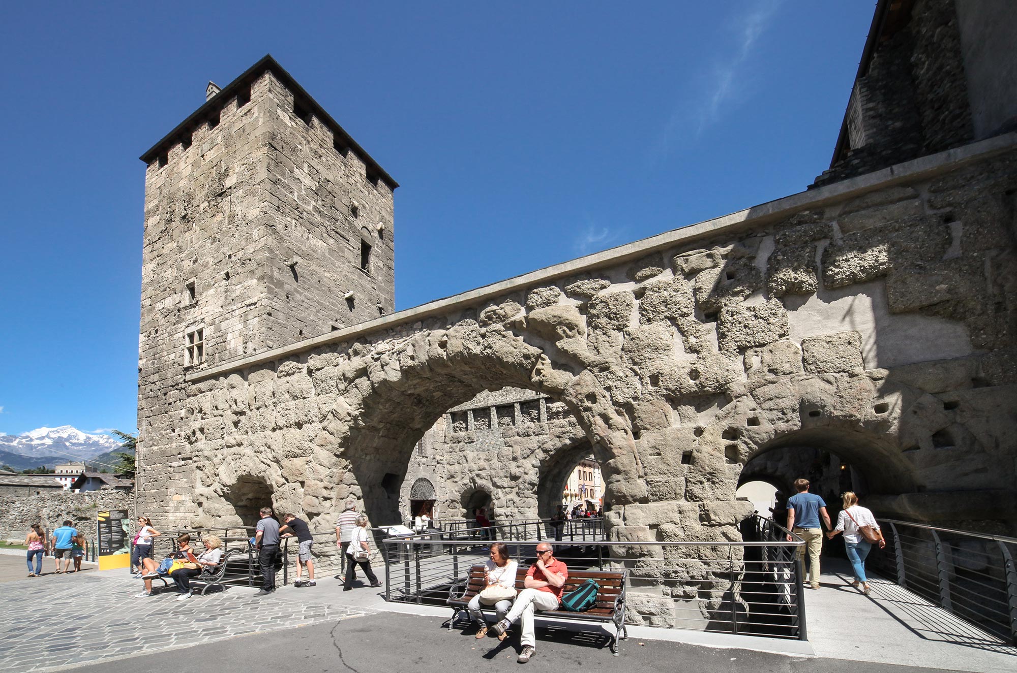 Le mura e l'area del foto Porta Praetoria, punto di partenza del giro delle mura antiche © Enrico Romanzi, Archivio Regione Autonoma Valle d'Aosta