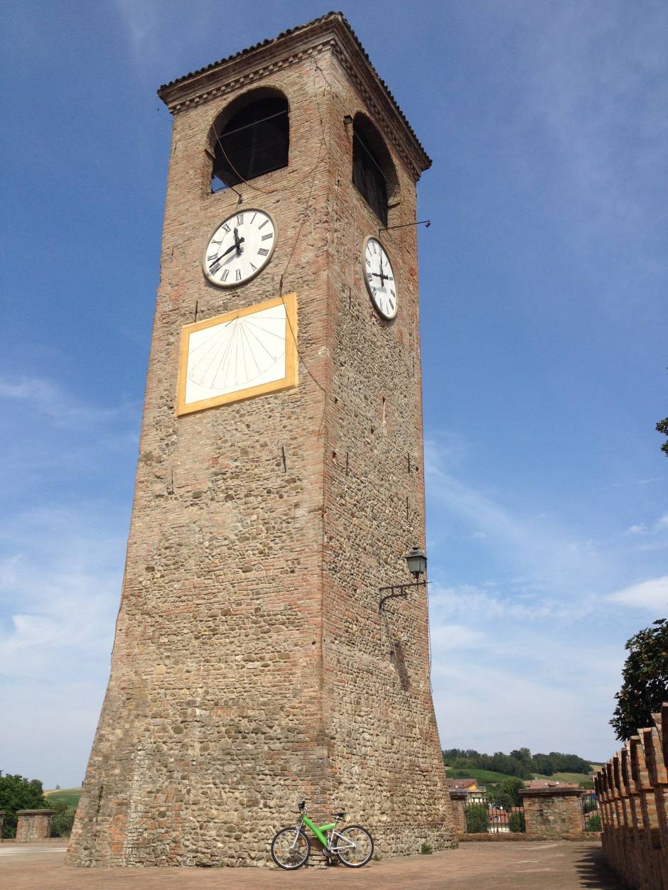 Castelvetro di Modena Un giro in bici con sosta sotto la torre dell’Orologio di Castelvetro di Modena © Barbara Picchi, concorso fotografico Italia in bicicletta