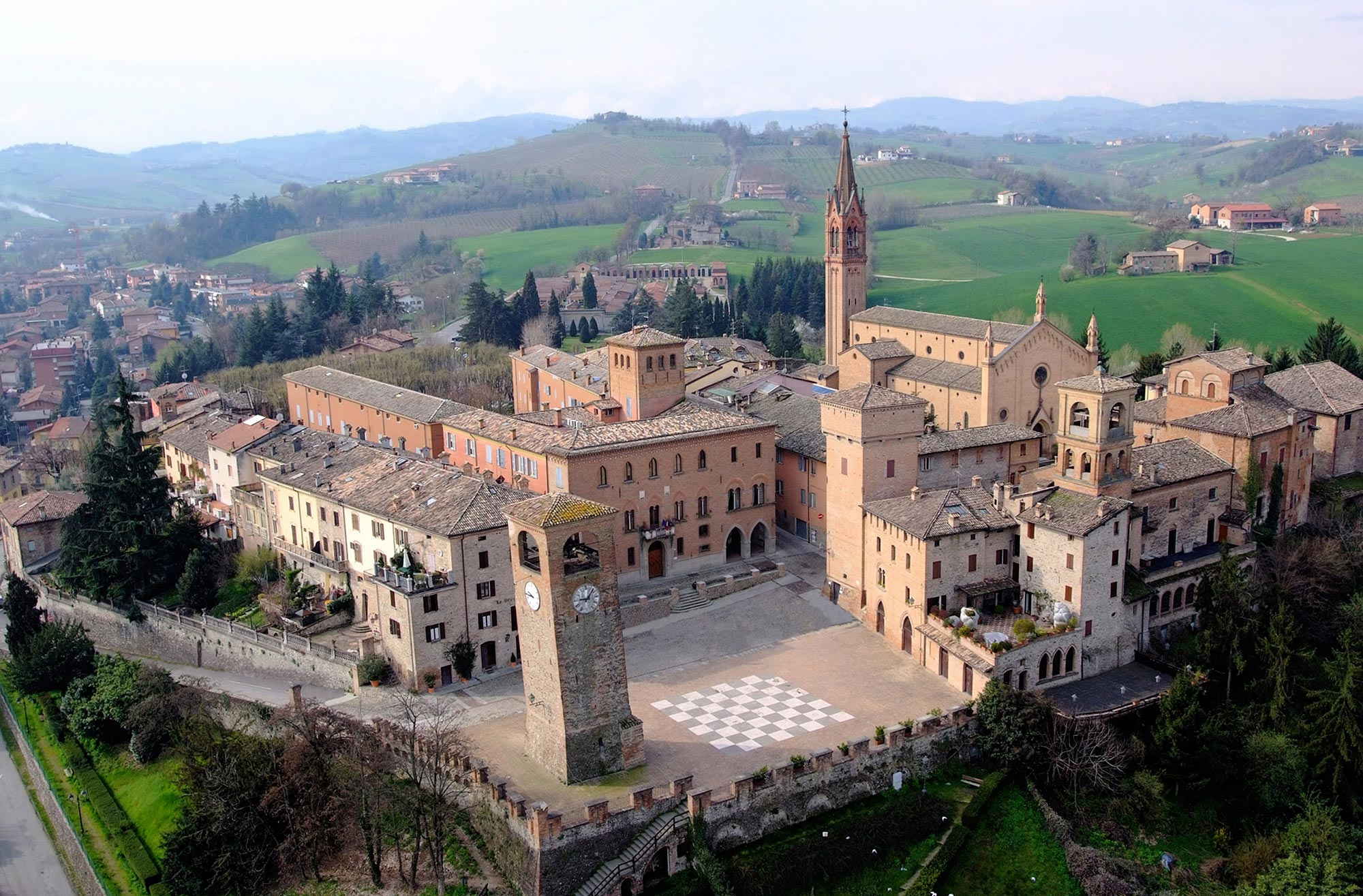 Castelvetro di Modena Veduta aerea del centro storico di Castelvetro di Modena con la piazza “della Dama” © Archivio Comune Castelvetro