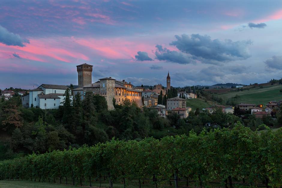 Castello di Levizzano Rangone Tramonto sul castello di Levizzano Rangone di Castelvetro di Modena © Massimo Bonini, concorso fotografico I Paesaggi del Cibo
