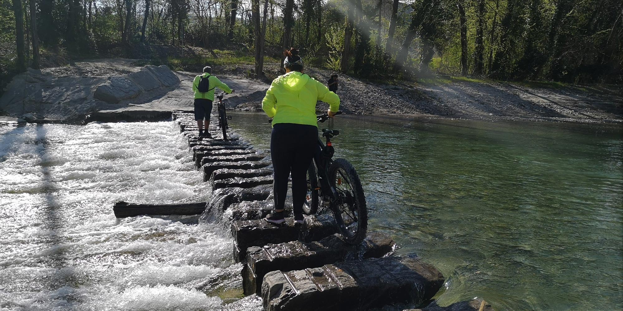 Ciclovia del Santerno Ciclisti che attraversano il guado della ciclabile del Santerno nei pressi di Borgo Tossignano © Luciano Costa
