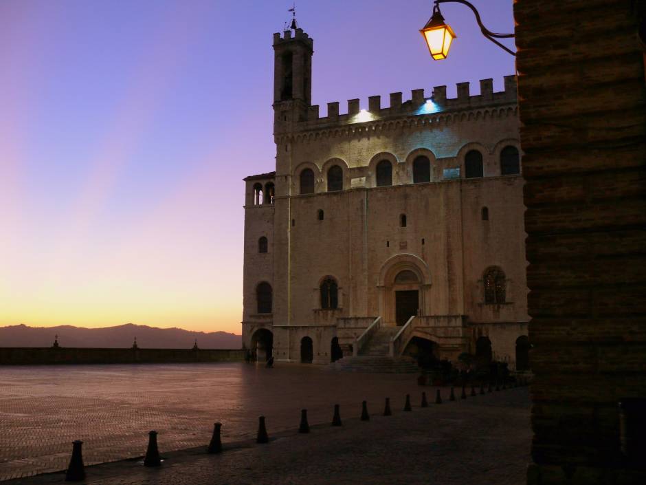Il nucleo antico Piazza grande a Gubbio © Antonella Bosurgi, concorso fotografico TCI Cieli d'Italia