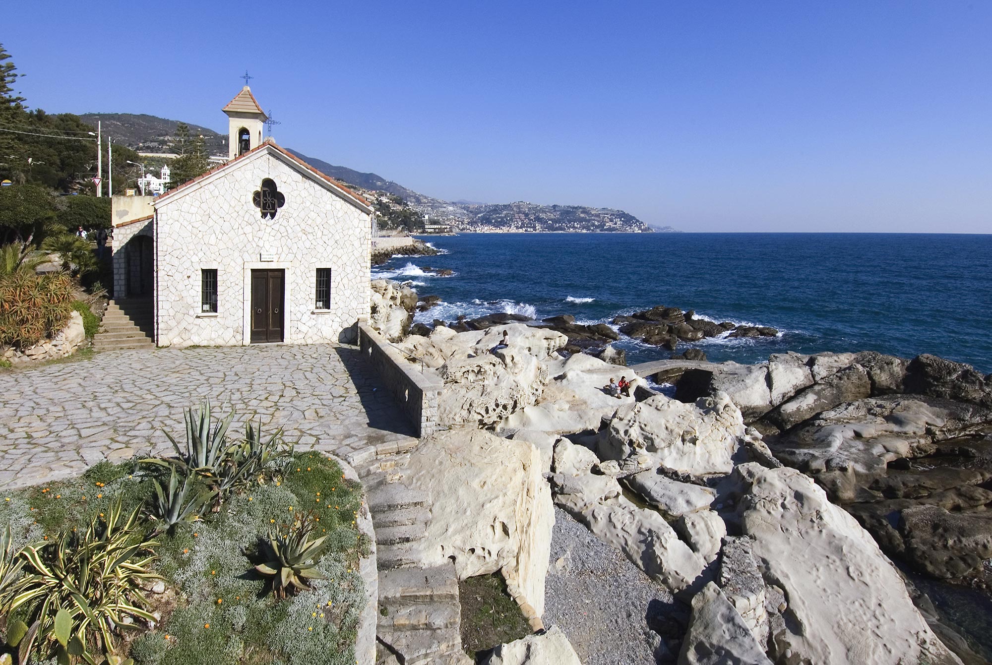 Bordighera La chiesa di Sant'Ampelio con vista sul mare © genoapixel/Shutterstock.com
