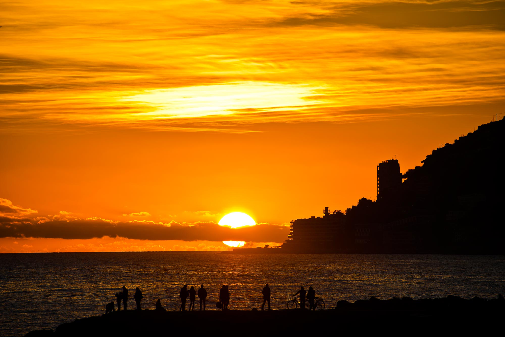 Sanremo Sanremo al tramonto una sera d'inverno © Diego Beccarelli, concorso fotografico TCI Cieli d'Italia