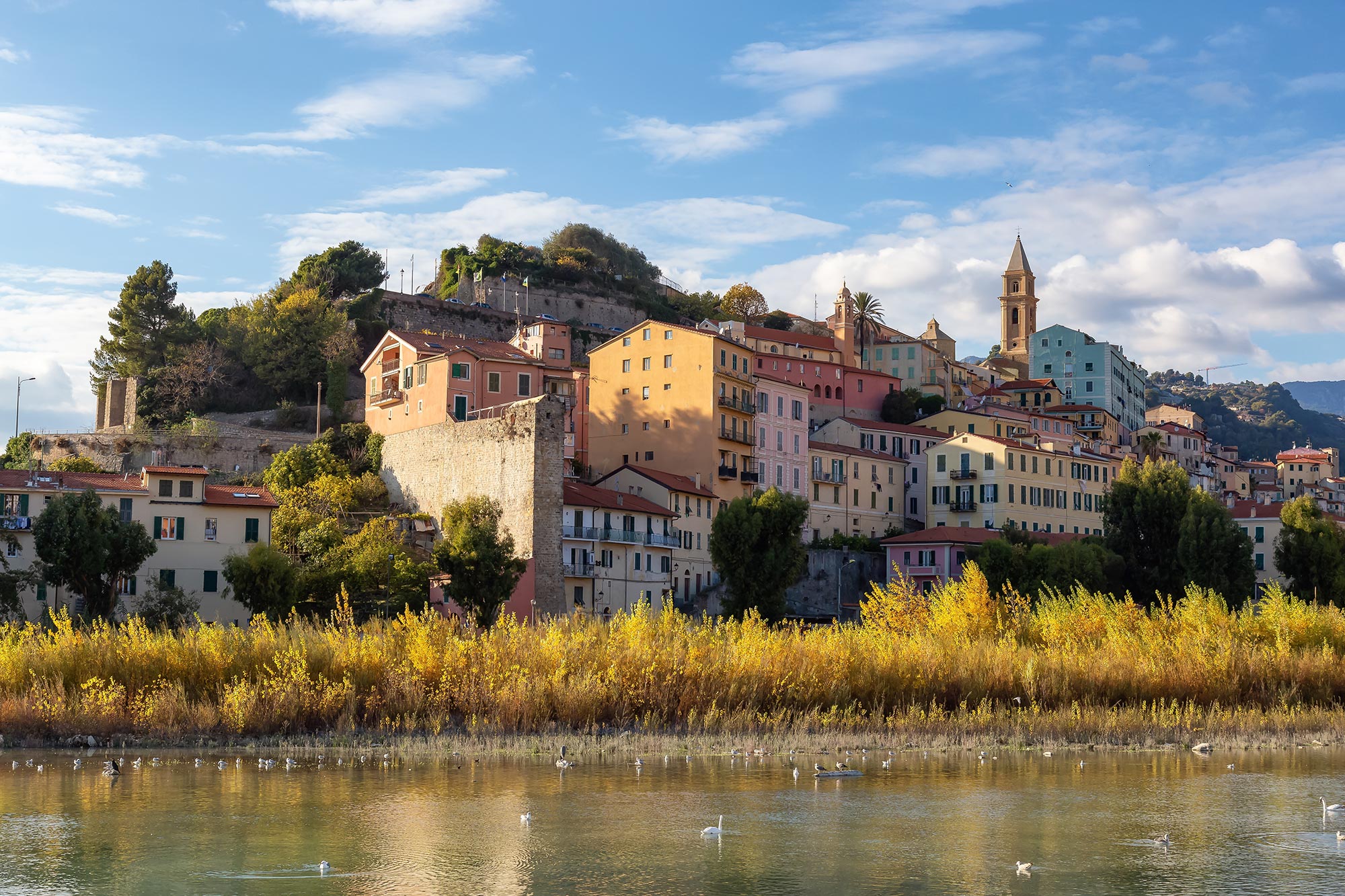 Ventimiglia Ventimiglia vista dal fiume Roja © EB Adventure Photography/Shutterstock.com