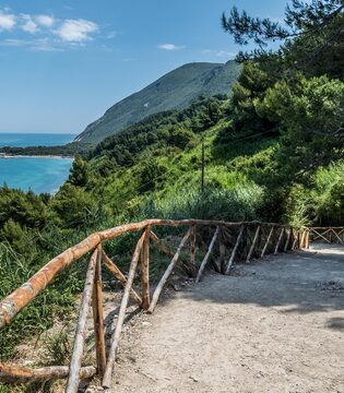 Il Parco Regionale Naturale del Conero Il sentiero di Mezzavalle nel Parco Regionale Naturale del Conero © Luca Panarese/Shutterstock.com
