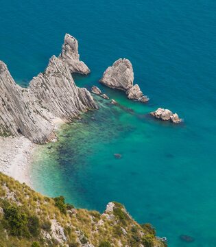 Il Parco Regionale Naturale del Conero La spiaggia delle Due Sorelle © Buffy1982/Shutterstock.com