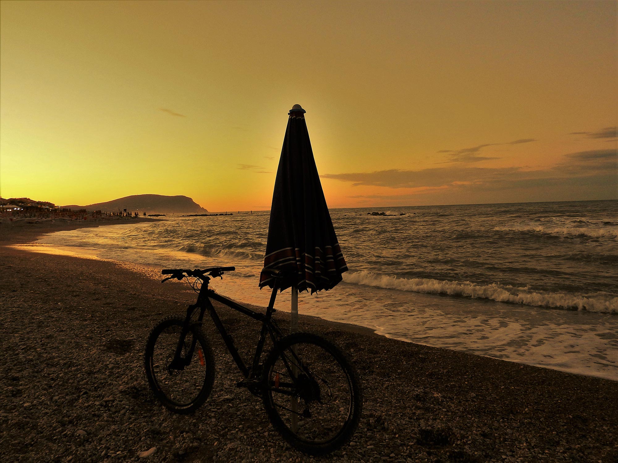 Il Parco Regionale Naturale del Conero In spiaggia al tramonto dopo un'escursione in bici fin sul Monte Conero © Felice Maggiori/concorso fotografico TCI Italia in bicicletta