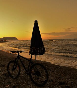 Il Parco Regionale Naturale del Conero In spiaggia al tramonto dopo un'escursione in bici fin sul Monte Conero © Felice Maggiori/concorso fotografico TCI Italia in bicicletta