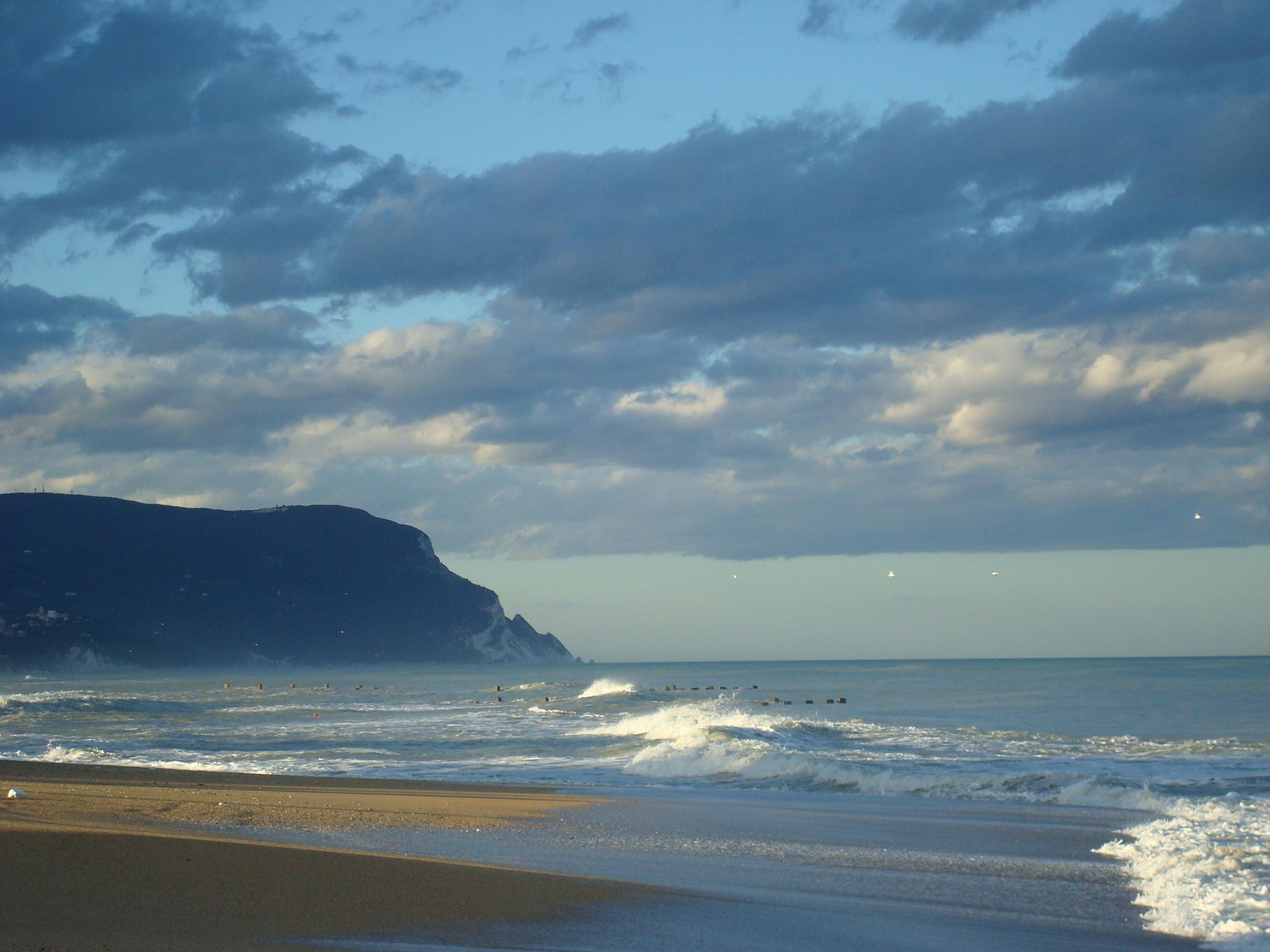 Il Parco Regionale Naturale del Conero Il mare agitato e le nuvole sul monte Conero © Adriana Papa, concorso fotografico TCI Cieli d'Italia