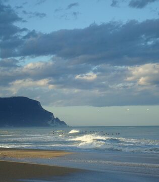 Il Parco Regionale Naturale del Conero Il mare agitato e le nuvole sul monte Conero © Adriana Papa, concorso fotografico TCI Cieli d'Italia