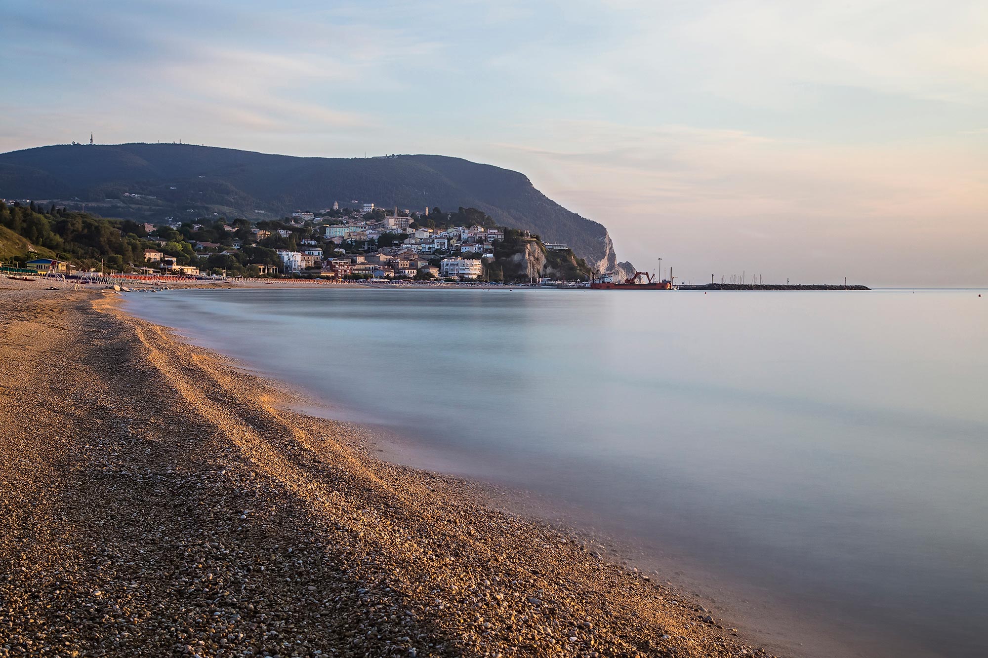Il Parco Regionale Naturale del Conero Sirolo visto dal mare nelle prime ore del mattino © Diego Mezzatesta/concorso fotografico TCI Borghi d'Italia