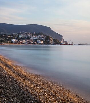 Il Parco Regionale Naturale del Conero Sirolo visto dal mare nelle prime ore del mattino © Diego Mezzatesta/concorso fotografico TCI Borghi d'Italia