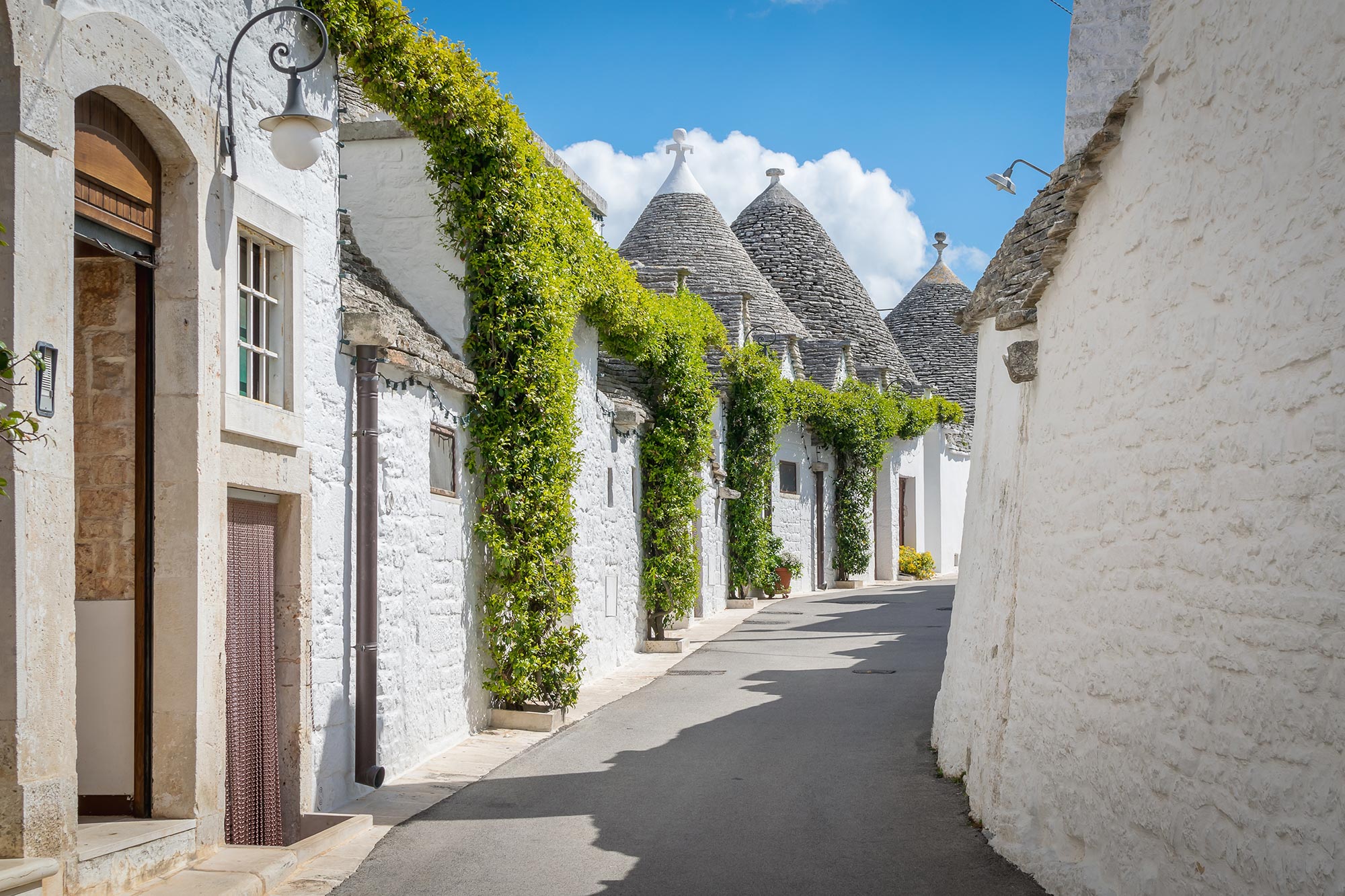 Alberobello Un vicolo di Alberobello © Blandine Dao, concorso fotografica TCI Borghi d'Italia