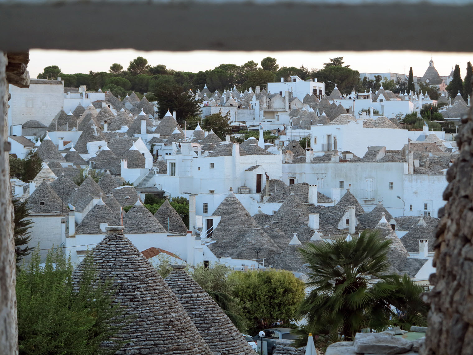 Alberobello I trulli di Alberobello visti dalla finestra di un trullo © Sabatino Troisi, concorso fotografico TCI Borghi d'Italia
