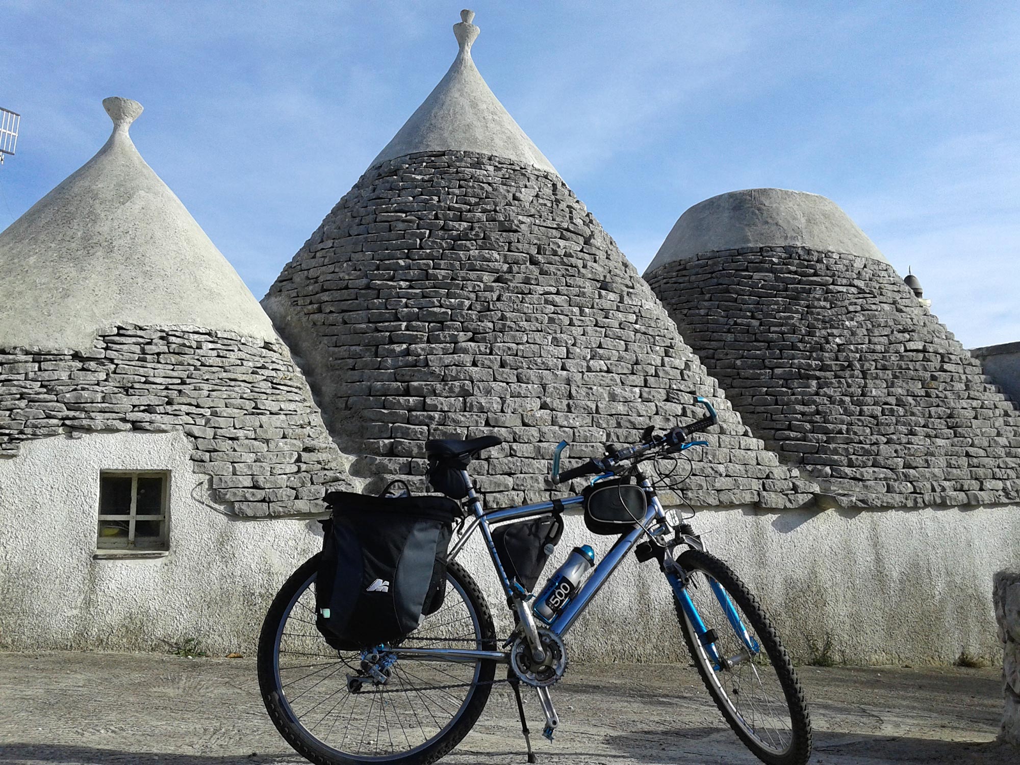 Alberobello In bici tra i trulli lungo la strada tra Monopoli e Alberobello © Emilio Apicella, concorso fotografico TCI Italia in bicicletta