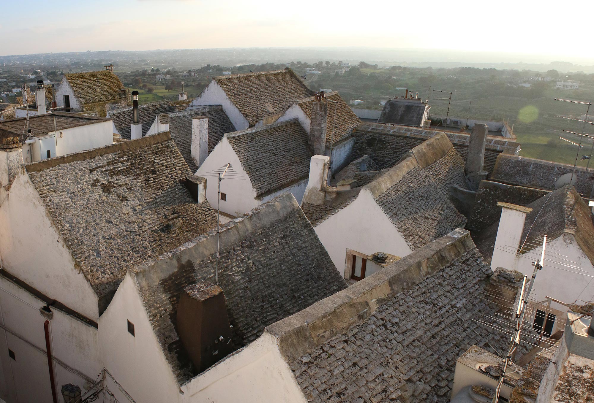 Locorotondo Locorotondo e un dettaglio sui tetti delle cummerse, le abitazioni tipiche del borgo © Giorgio Bevilacqua, concorso fotografico TCI Borghi d'Italia