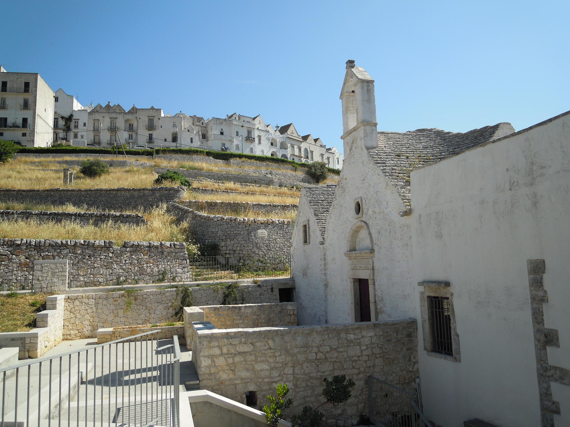 Locorotondo Uno scorcio di Locorotondo dalle scarpate di via Nardelli a Locorotondo © Antonio Grassi