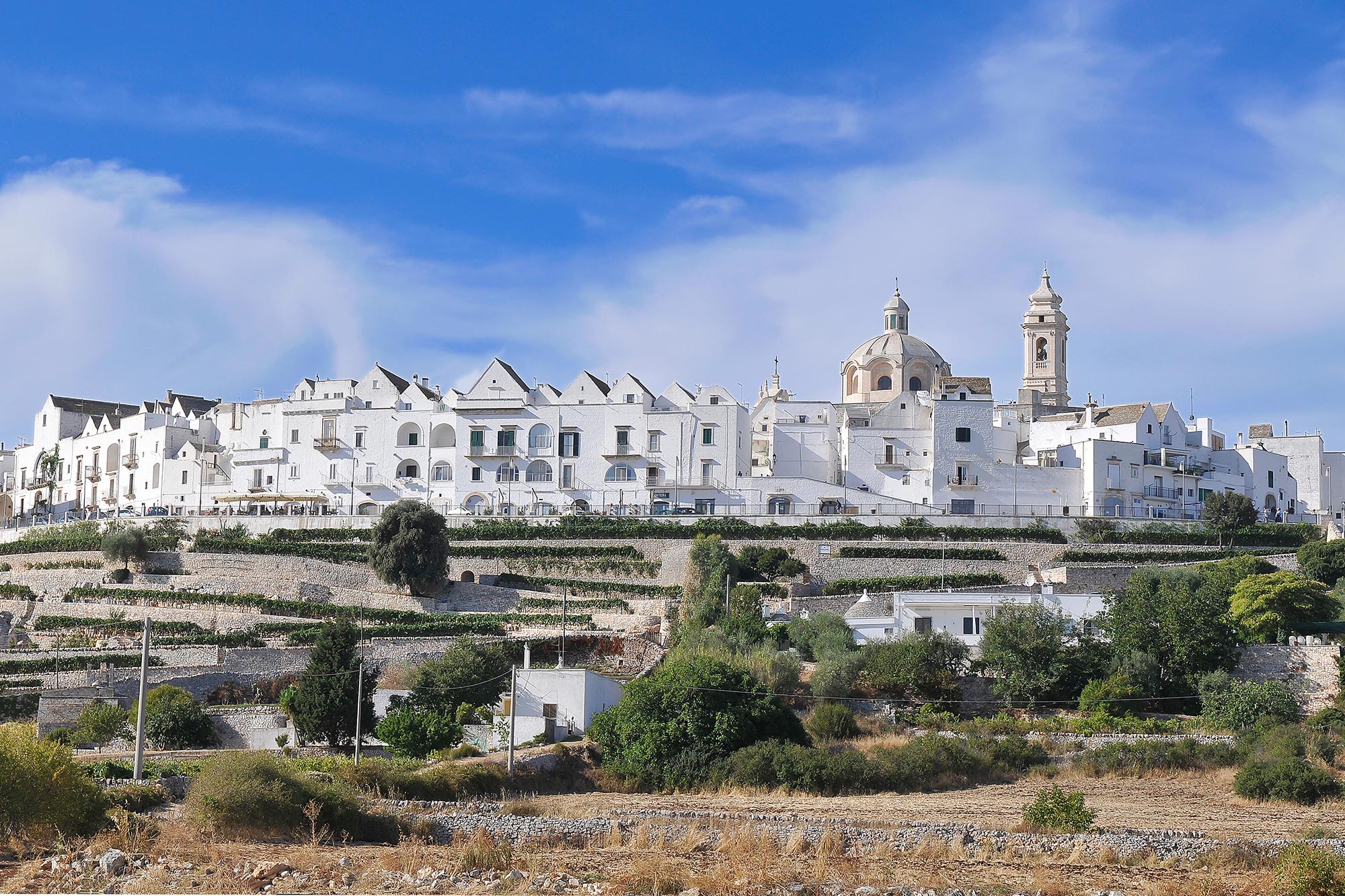 Locorotondo Veduta del borgo di Locorotondo con le cummerse, le caratteristiche abitazioni con i tetti a doppia falda rivestiti con chiancarelle © Stefano Bargnesi, concorso fotografico TCI Borghi d'Italia
