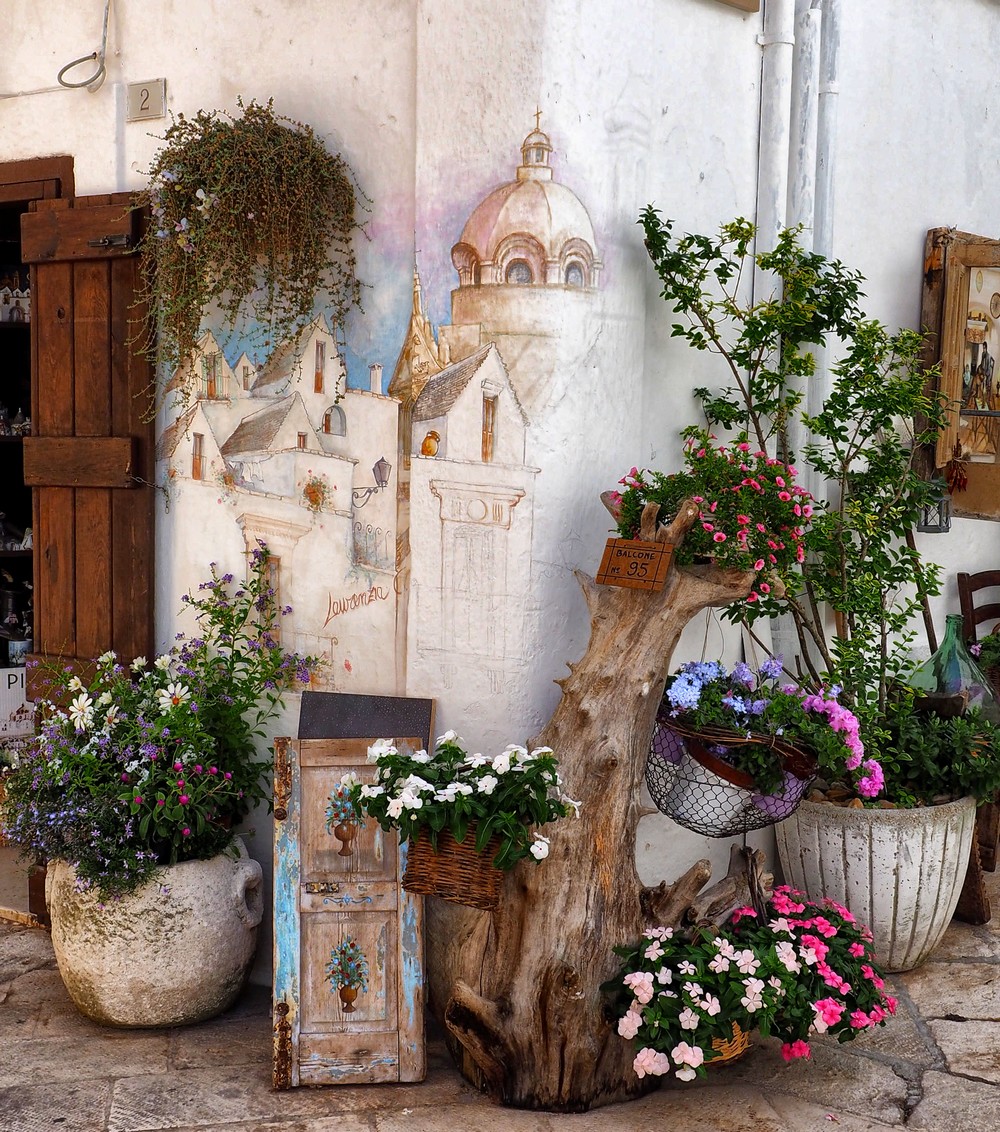 Locorotondo Uno scorcio di via Dura a Locorotondo © Luciano Cisternino, concorso fotografico TCI Borghi d’Italia