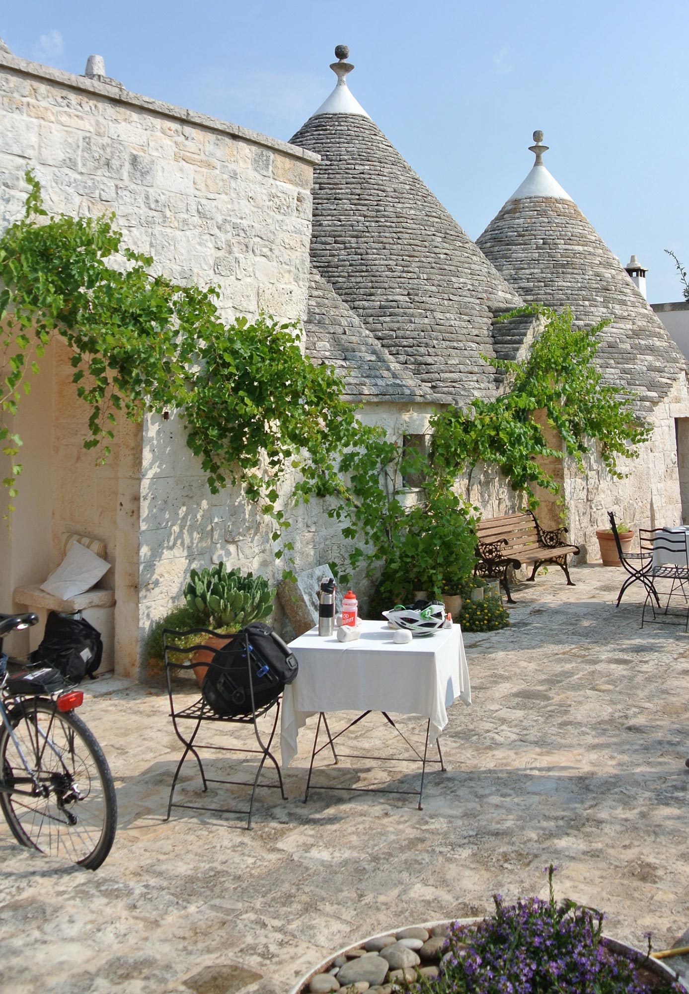 Martina Franca Colazione in un trullo durante un bike tour nella valle d’Itria vicino a Martina Franca © Leonardo Savelli, concorso fotografico TCI Italia in bicicletta